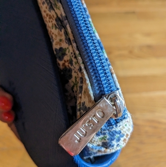 JU'STO Small Blue & Floral Crossbody Purse - Picture 6 of 11